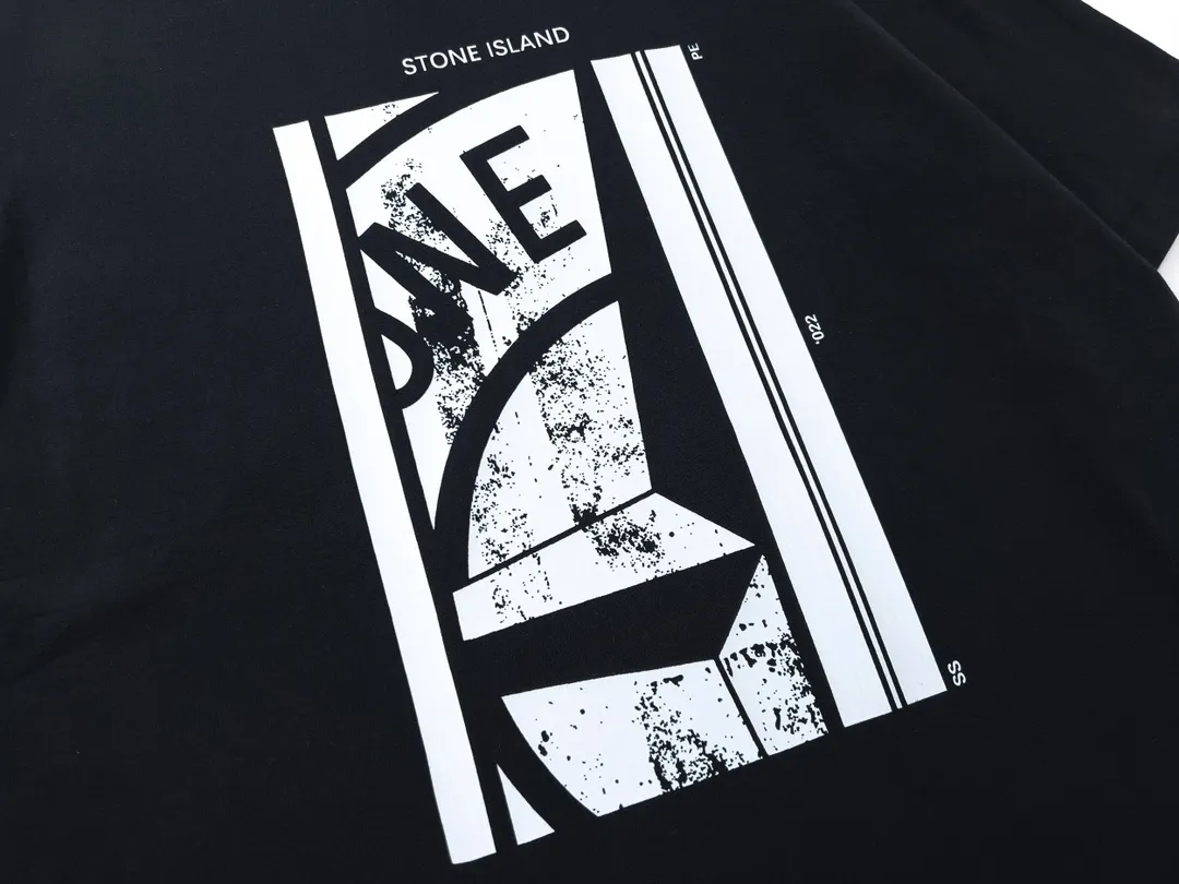 W627#P110💰 [Stone lsland/Stone Island summer new short-sleeved T-shirt with broken printed pattern on the chest] ⚠️[Original creation with high control of details] - Made of 260 grams of combed cotton with 32-count double yarn, soft and comfortable to the touch, sweat-absorbent and breathable. - Simple, basic and versatile style, original quality, the first choice for couples. - Made in a large factory, four needles and five threads on the shoulder, neatly arranged, high quality workmanship. - Same style for men and women. Very versatile, one piece for everyone, details are clearly visible. Color: Black White Size: M L